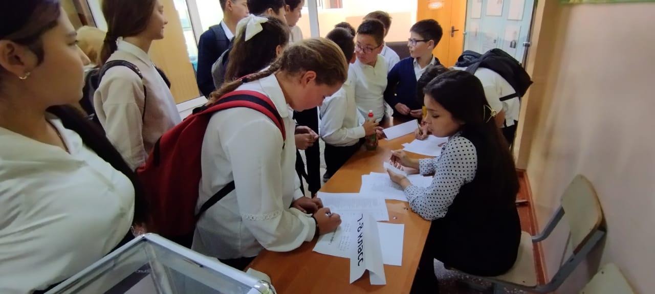 28 қыркүйек күні «Өзін-өзі басқару ұйымы» жоспары бойынша мектеп оқушылары арасында «Мектеп президентін сайлау» шарасы өткізілді.28 сентября среди школьников было проведено мероприятие «Выборы президента школы» по плану «Организация самоуправления».