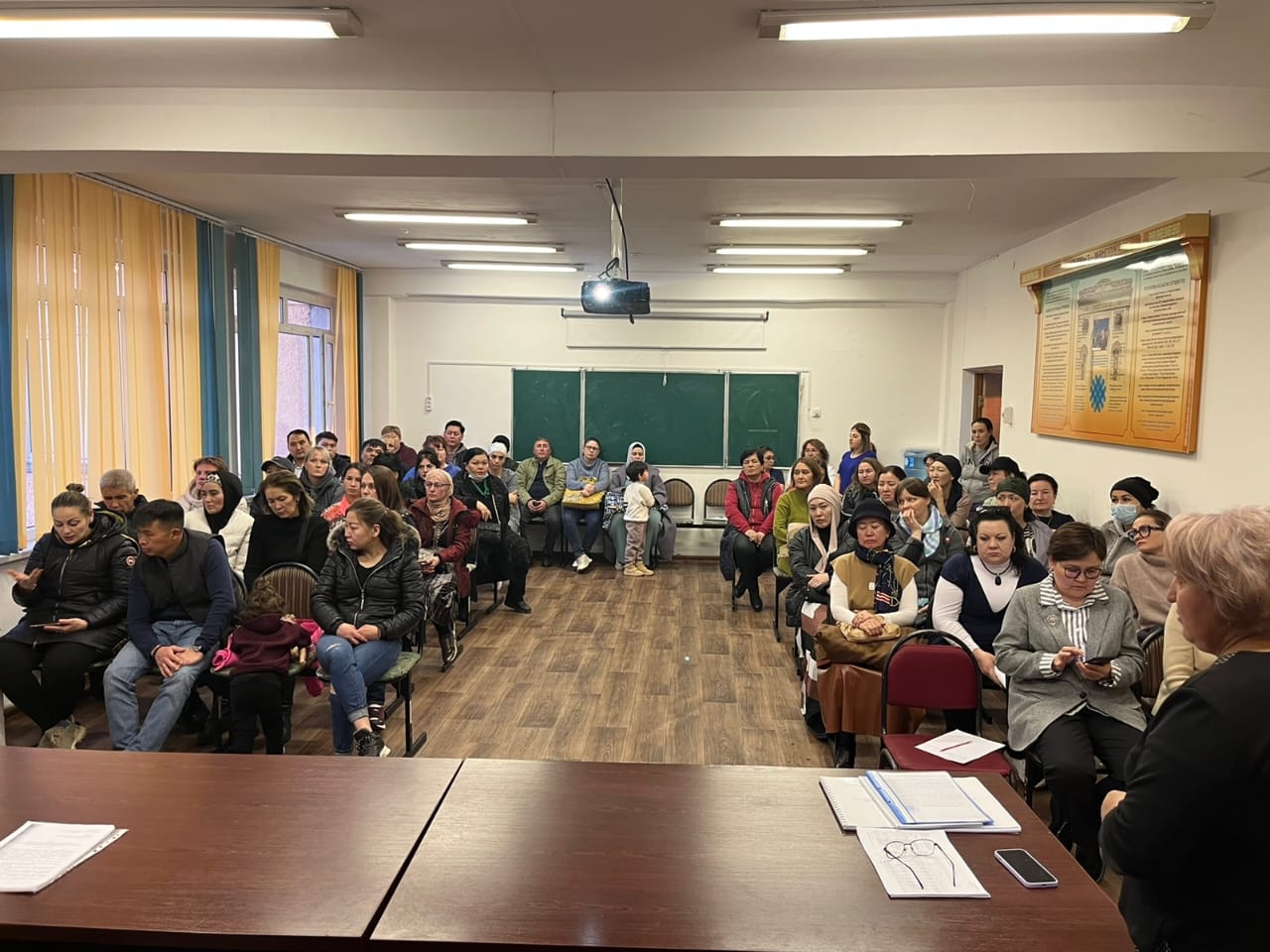 1 наурыз мектебімізде жалпы ата-аналар жиналысы өтті. Онда түрлі мәселелер талқыланды.