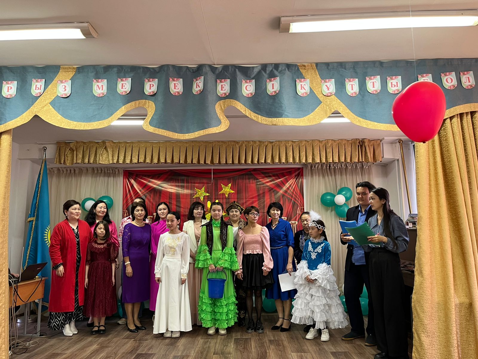 Мектебімізде "Екі жұлдыз" байқауы өтті. Қатысушылар арасында орынға ие болғандар мадақтамамен марапатталды.