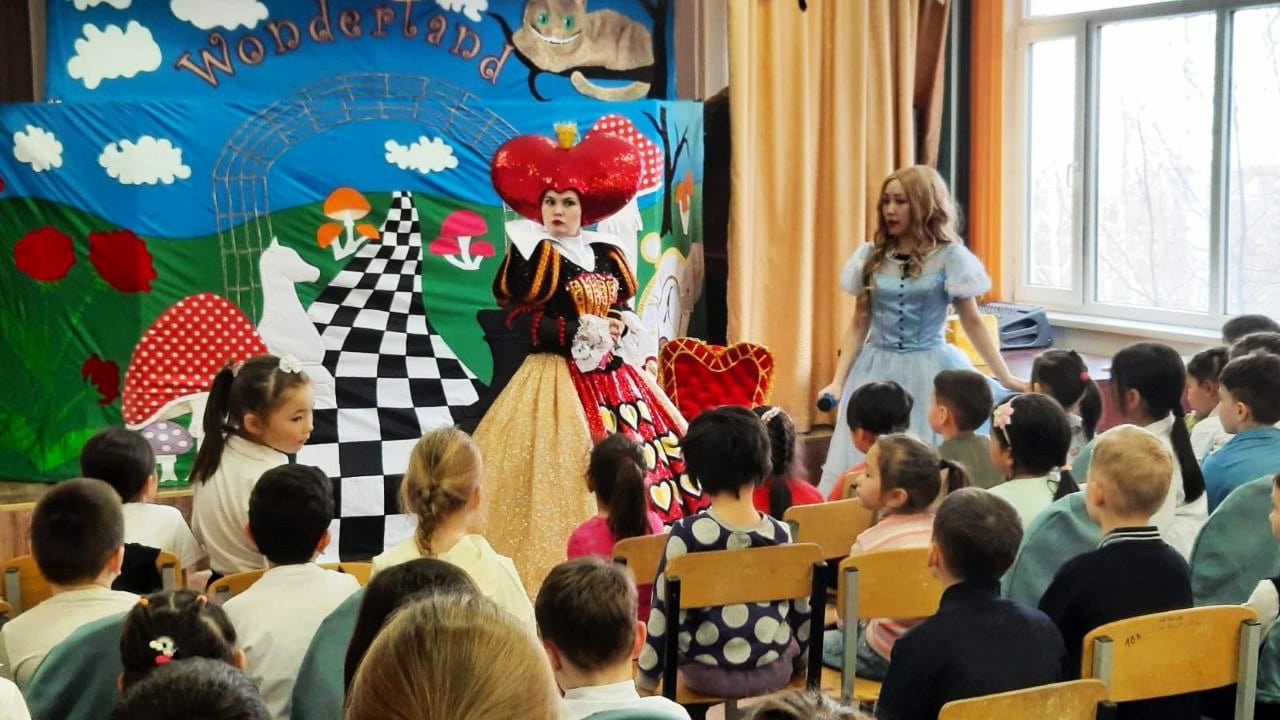 Мектебімізде "Алиса ғажайыптар елінде" балалар театры өнерлерін көрсетті.