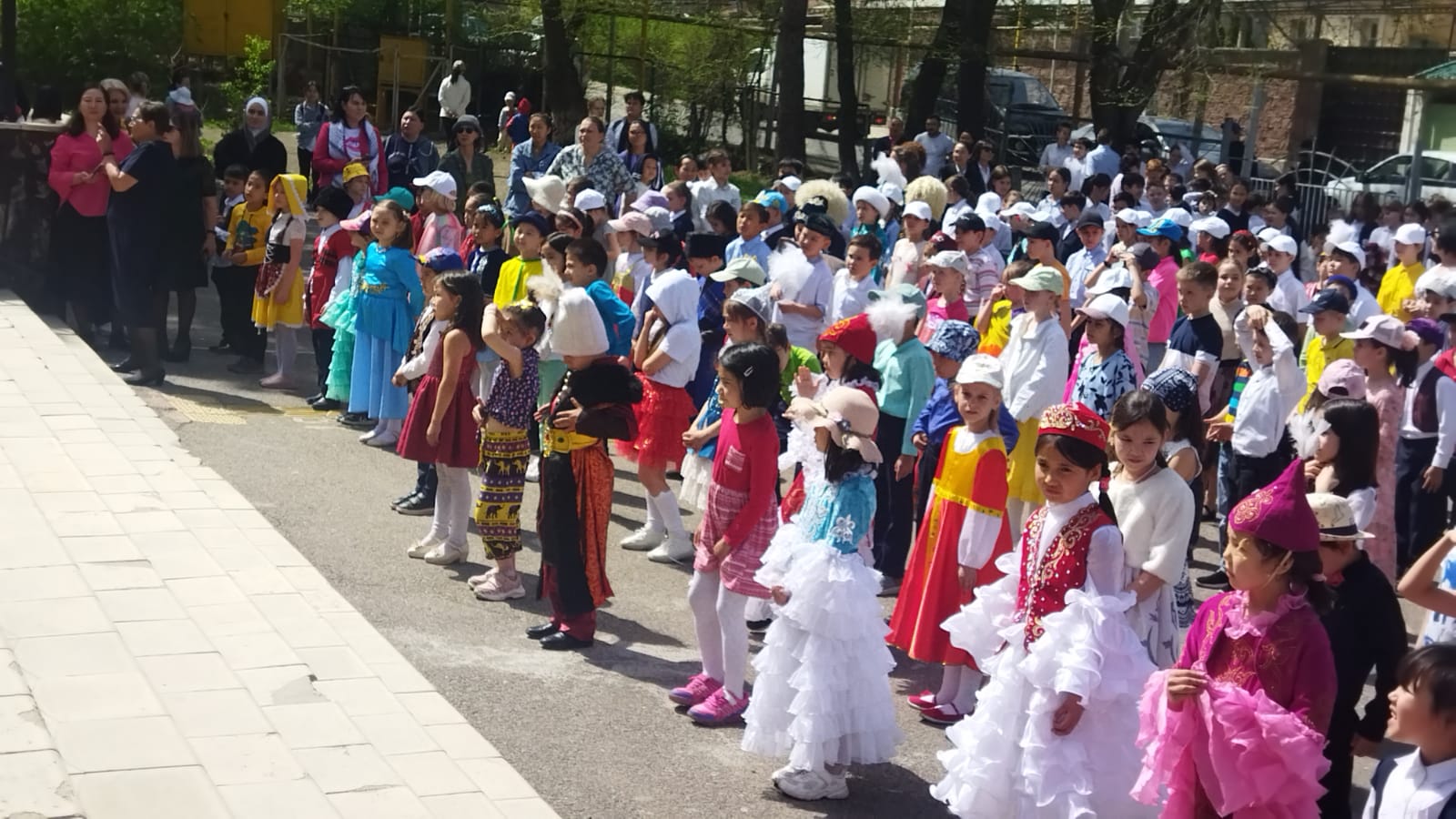 1 мамыр - Қазақстан халықтарының бірлігі күні!!!          1 мая - День единства народа Казахстана