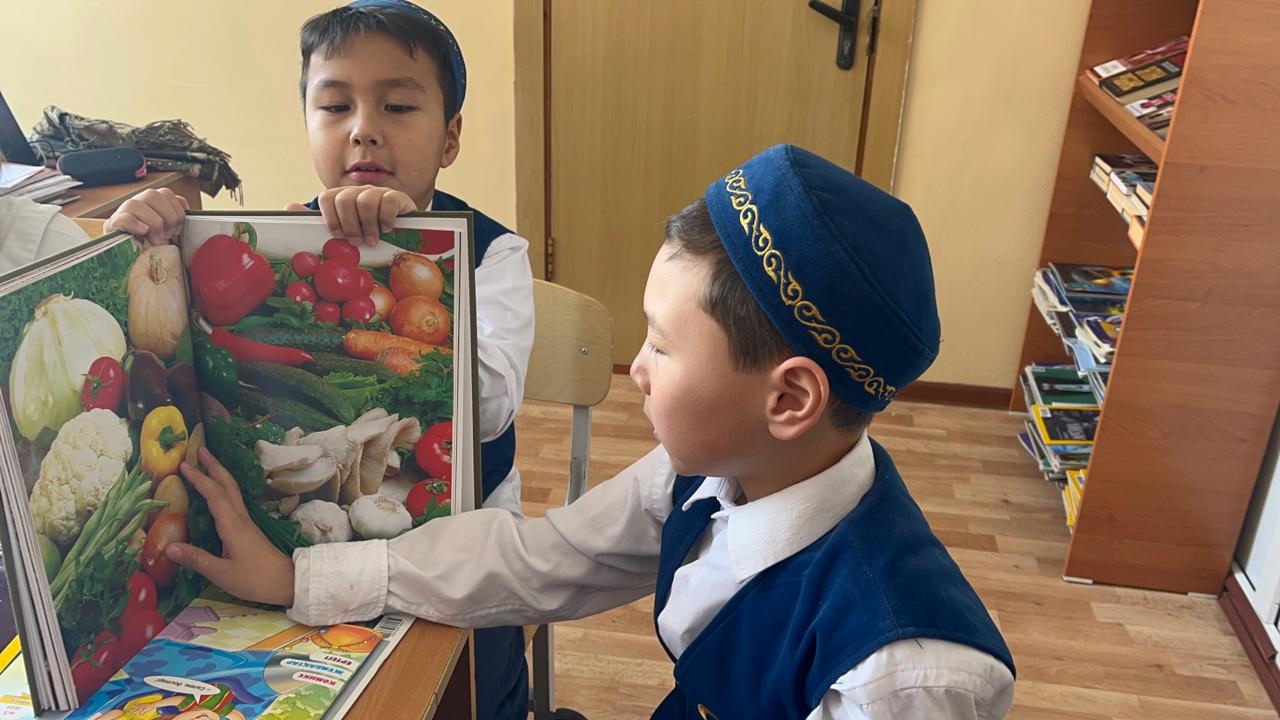 Жыл бойы "дәмді және пайдалы тағам туралы" "тамақтану дәстүрі" "дұрыс тамақтану – денсаулықтың негізі" тақырыптары бойынша кітаптар көрмесі...........Выставка книг по темам: «О вкусной и здоровой пище»